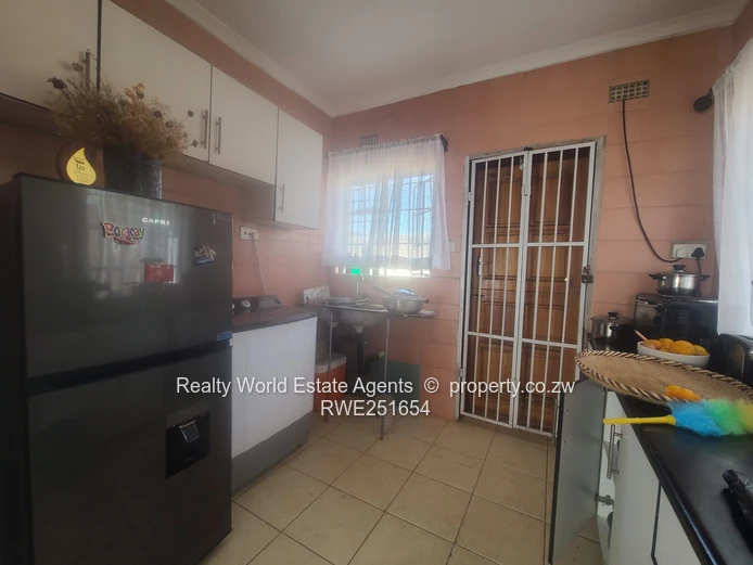 For Sale: 5-Bed Home with 2-Bed Cottage – Zimre Park, Ruwa (Sole Mandate)