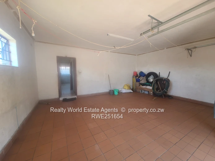 For Sale: 5-Bed Home with 2-Bed Cottage – Zimre Park, Ruwa (Sole Mandate)