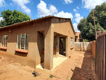 Three Bedroomed House To Let in Dzivarasekwa