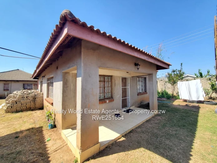 For Sale: 5-Bed Home with 2-Bed Cottage – Zimre Park, Ruwa (Sole Mandate)