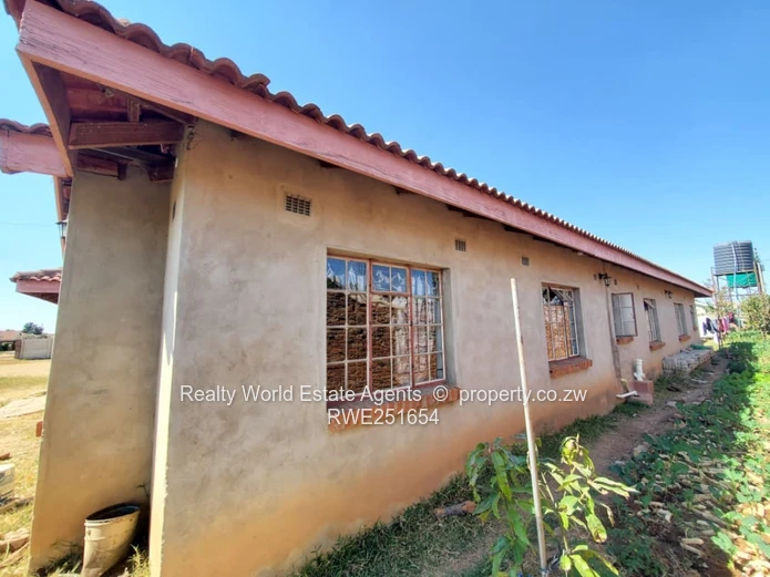 For Sale: 5-Bed Home with 2-Bed Cottage – Zimre Park, Ruwa (Sole Mandate)