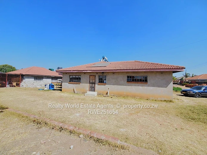 For Sale: 5-Bed Home with 2-Bed Cottage – Zimre Park, Ruwa (Sole Mandate)