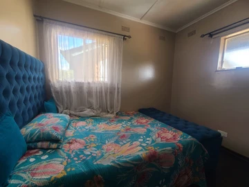 2 Bedroom Flat & Apartment