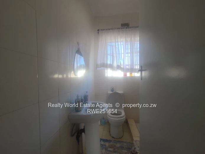 For Sale: 5-Bed Home with 2-Bed Cottage – Zimre Park, Ruwa (Sole Mandate)