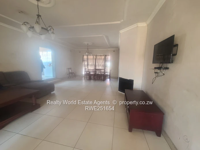 For Sale: 5-Bed Home with 2-Bed Cottage – Zimre Park, Ruwa (Sole Mandate)