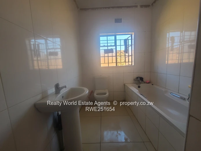 For Sale: 5-Bed Home with 2-Bed Cottage – Zimre Park, Ruwa (Sole Mandate)